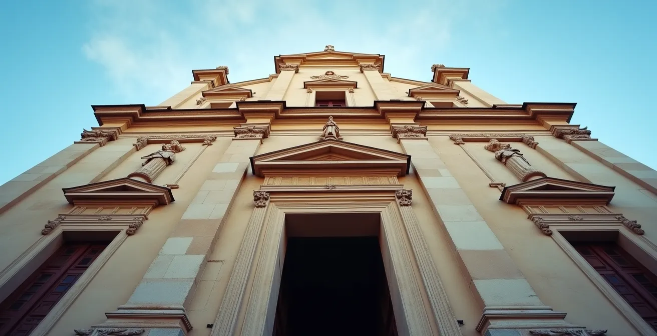 Facciata di cattedrale italiana con portale centrale, leoni stilofori e bassorilievi medievali